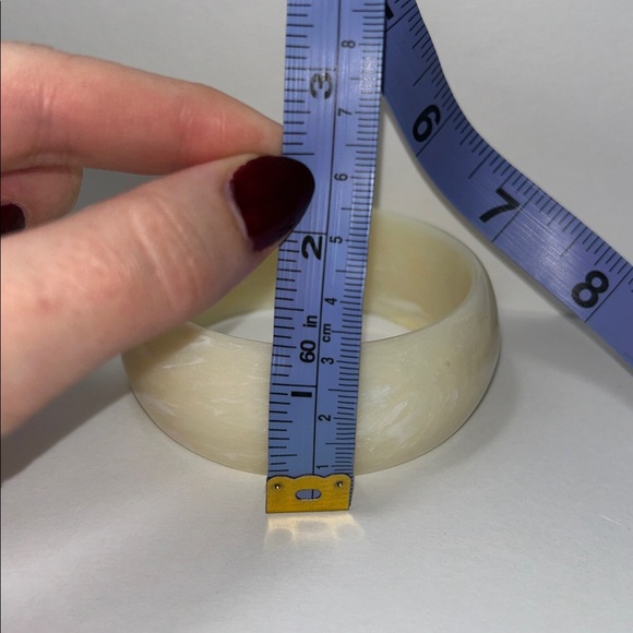 Vintage Cream Bangle Bracelet - Picture 5 of 6